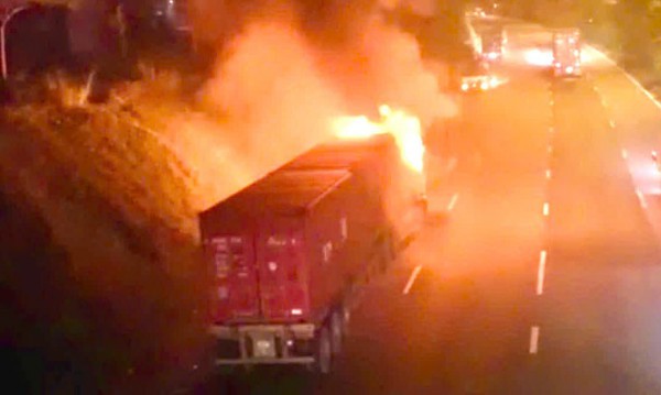 Xe đầu kéo cháy dữ dội ở hầm chui TP.HCM