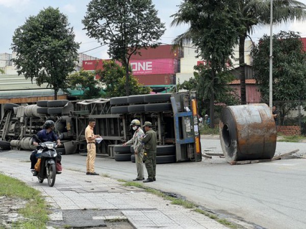 Xe đầu kéo chở tôn cuộn lật nhào dưới gầm cầu Đồng Nai khi ôm cua