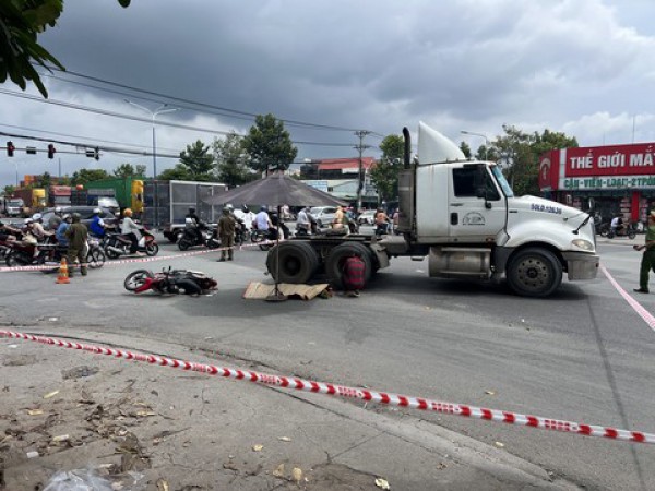 Xe đầu kéo ôm cua rẽ phải cán hai mẹ con thương vong