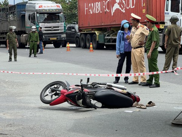Xe đầu kéo ôm cua rẽ phải cán hai mẹ con thương vong