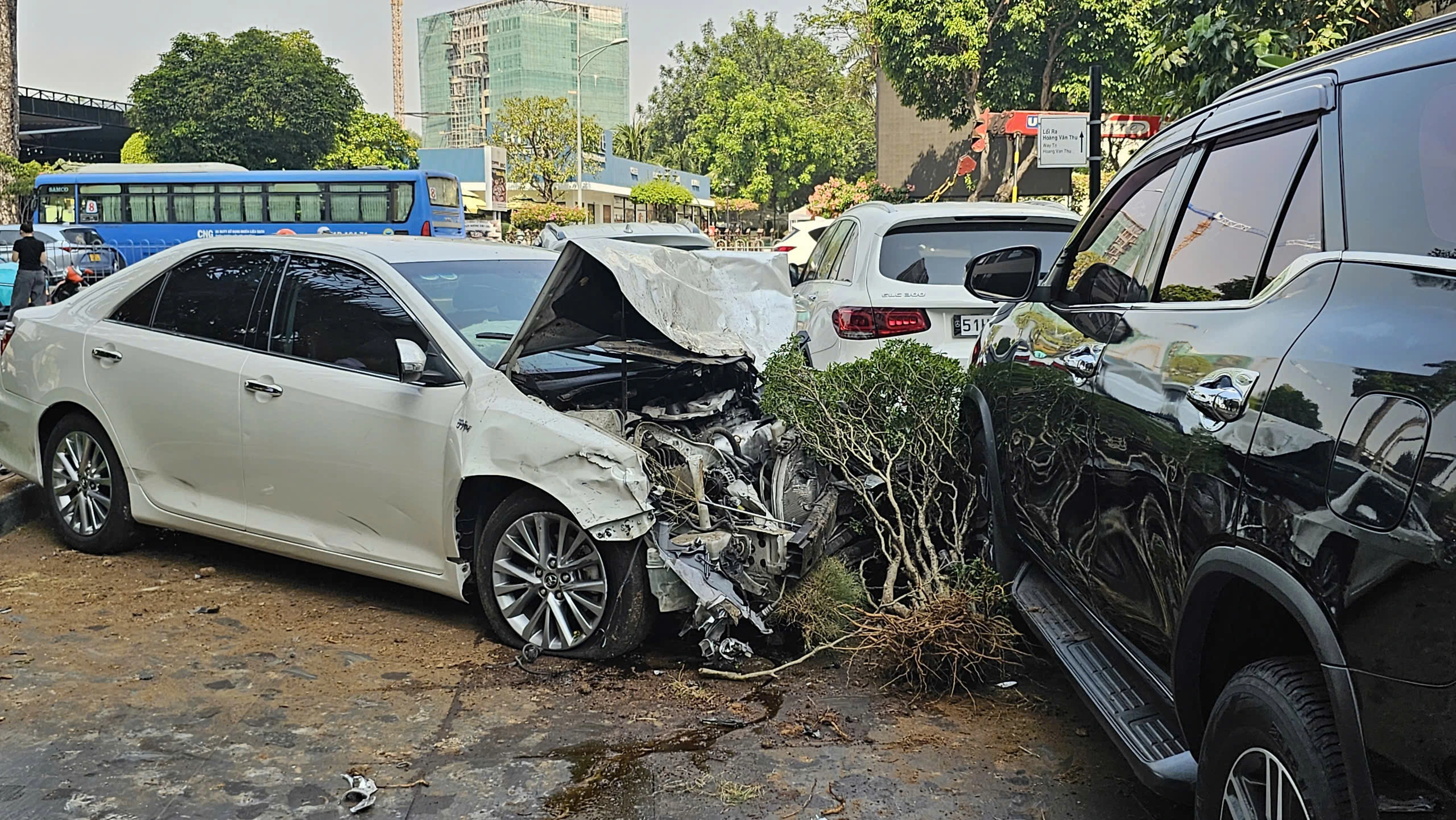 ”Xe điên” tông nhiều ô tô, xe máy trên đường