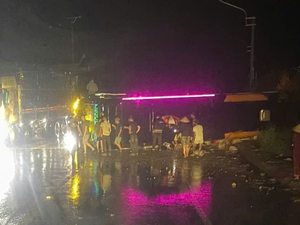 Xe giường nằm chở nhiều khách lật trên quốc lộ 19 trong đêm mưa