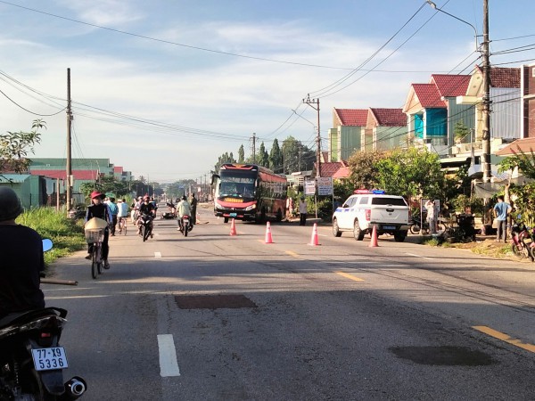 Xe giường nằm va chạm xe máy, 2 người chết, 3 phương tiện hư hỏng Xe giường nằm va chạm xe máy, 2 người chết, 3 phương tiện hư hỏng