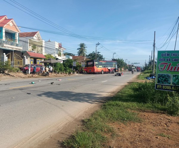 Xe giường nằm va chạm xe máy, 2 người chết, 3 phương tiện hư hỏng Xe giường nằm va chạm xe máy, 2 người chết, 3 phương tiện hư hỏng