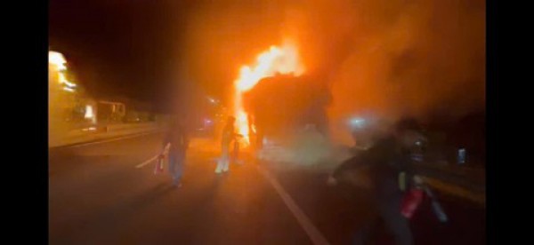 Xe khách cháy rụi trên cao tốc TPHCM-Trung Lương, 10 hành khách thoát nạn