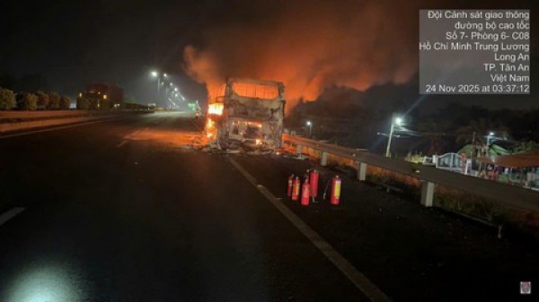 Xe khách cháy rụi trên cao tốc TPHCM-Trung Lương, 10 hành khách thoát nạn