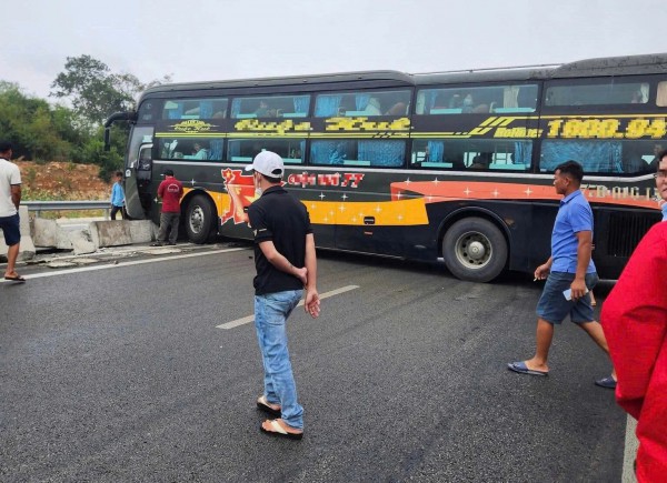 Xe khách tông dải phân cách, cao tốc Cam Lâm - Vĩnh Hảo ùn tắc cục bộ