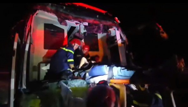 Xe khách va vào đuôi xe tải trên cao tốc Đà Nẵng - Quảng Ngãi, 5 người bị thương Xe khách va vào đuôi xe tải trên cao tốc Đà Nẵng - Quảng Ngãi, 5 người bị thương