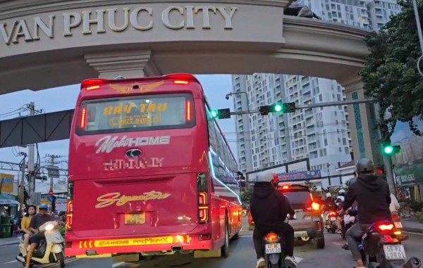 Xe khách vi phạm tràn lan ở cửa ngõ phía đông TP.HCM
