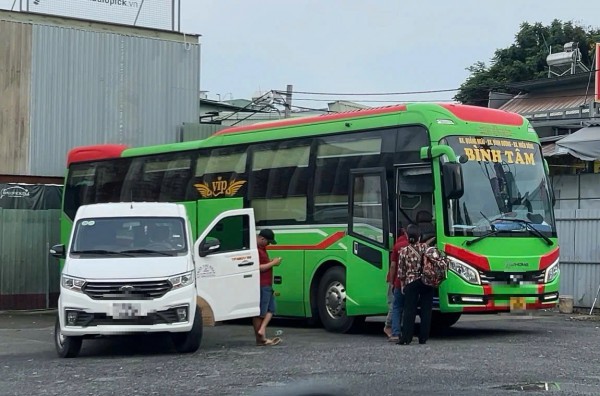 Xe khách vi phạm tràn lan ở cửa ngõ phía đông TP.HCM