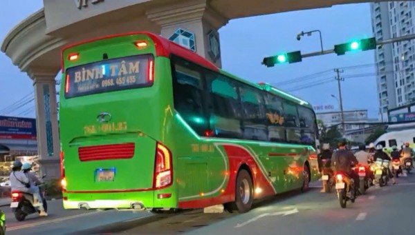 Xe khách vi phạm tràn lan ở cửa ngõ phía đông TP.HCM