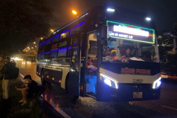 Xe khách vi phạm tràn lan ở cửa ngõ phía đông TP.HCM