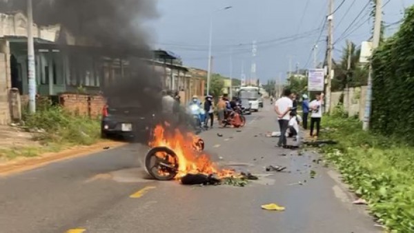 Xe máy bốc cháy sau va chạm với ô tô, hai người bị thương