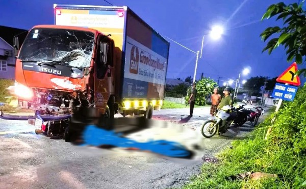 Xe máy chở 3 người tông trực diện xe tải, cả 3 tử vong tại chỗ
