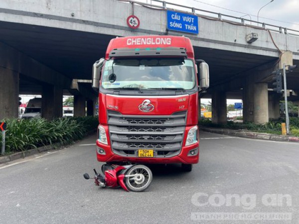 Xe máy đi vào đường cấm va chạm với container, cụ ông bị cán tử vong