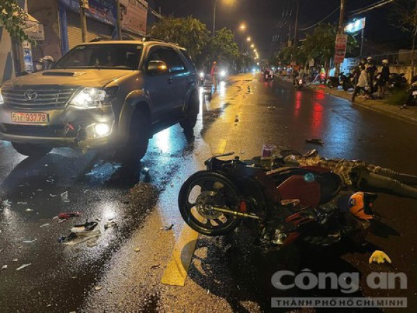 Xe máy ‘găm’ vào đầu xe 7 chỗ trong cơn mưa, nam thanh niên tử nạn