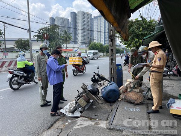 Xe máy tông cột điện, người đàn ông đi bán thớt dạo tử vong