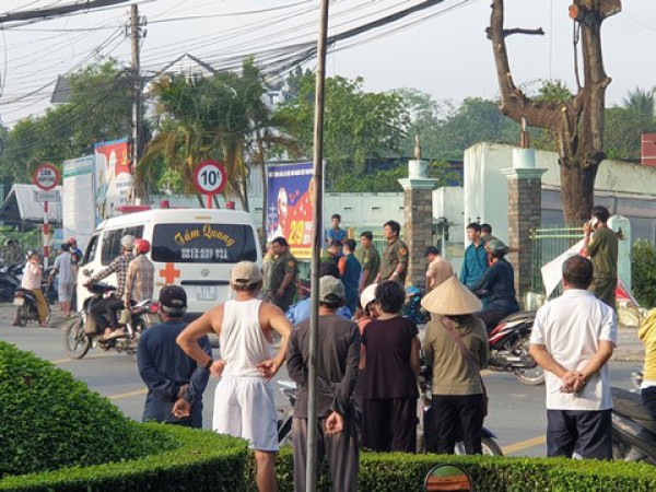 Xe máy tông sập hàng rào trụ sở bỏ hoang, nam thanh niên tử vong