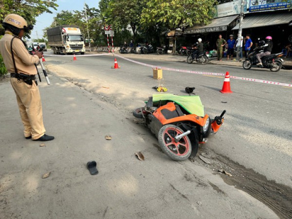 Xe máy trượt ngã vào gầm xe tải, nam công nhân bị cán tử vong
