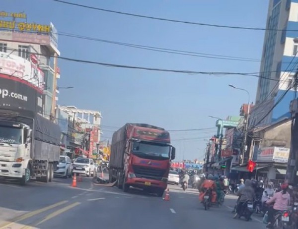 Xe máy va chạm xe đầu kéo, người phụ nữ tử vong thương tâm