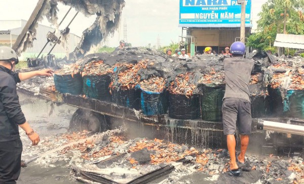 Xe máy va chạm xe tải chở tôm rồi bốc cháy, 2 vợ chồng tử vong thương tâm