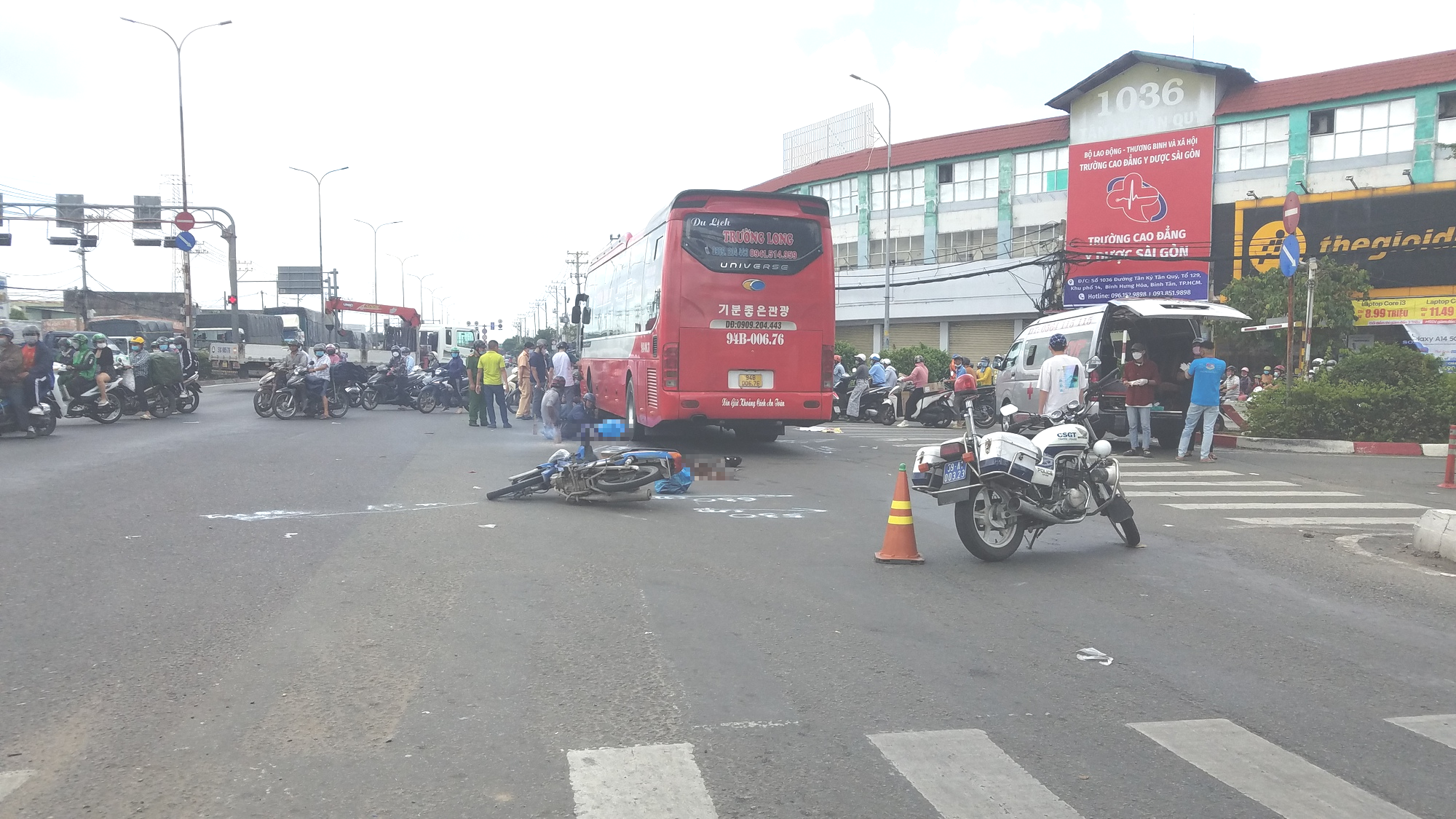 Xe máy va quẹt xe khách trên QL1, vợ tử vong, chồng bị thương