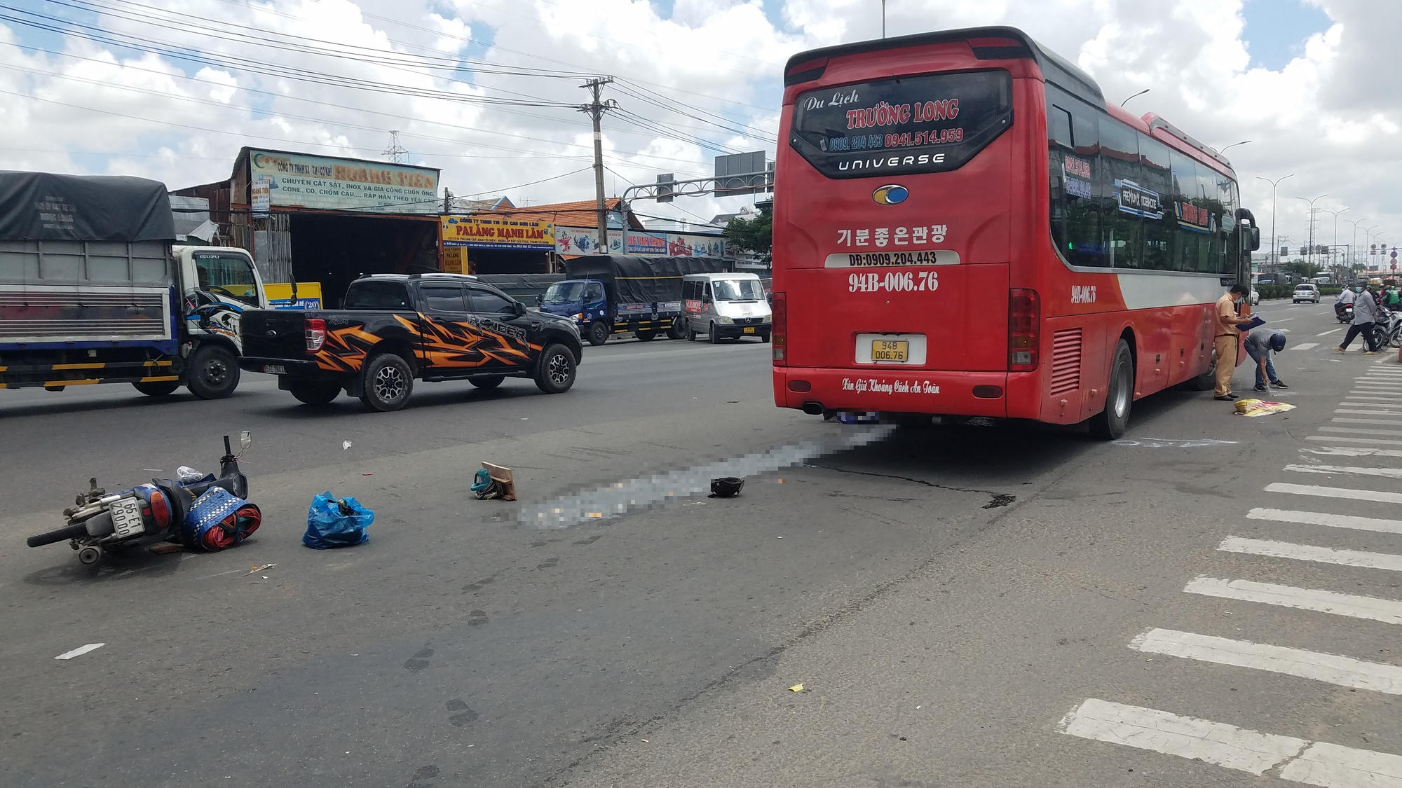 Xe máy va quẹt xe khách trên QL1, vợ tử vong, chồng bị thương