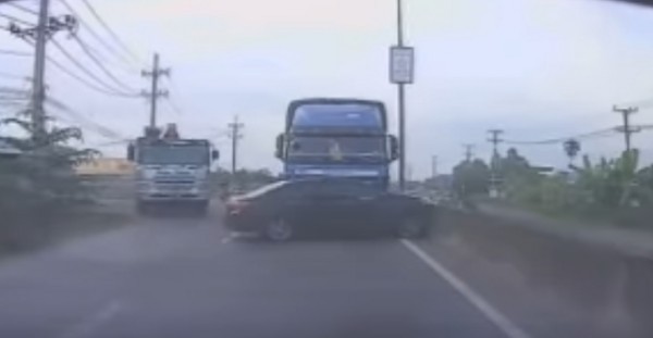 Xe ô tô 5 chỗ ‘tạt đầu’ xe tải, bị húc quay ngang và kéo lê trên đường