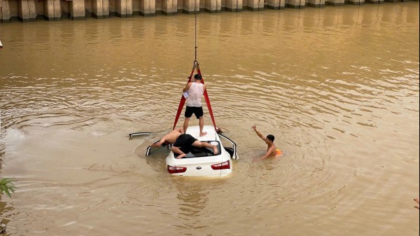 Xe ô tô lao xuống sông, 2 người được cứu sống Xe ô tô lao xuống sông, 2 người được cứu sống