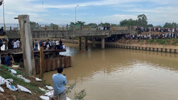 Xe ô tô lao xuống sông, 2 người được cứu sống Xe ô tô lao xuống sông, 2 người được cứu sống