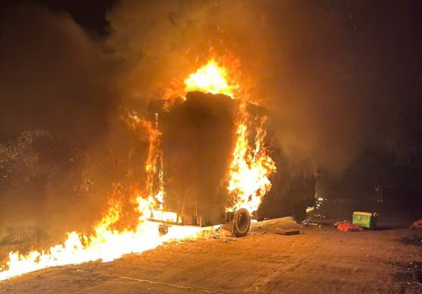 Xe tải bốc cháy ngùn ngụt trên đường ở Quảng Trị