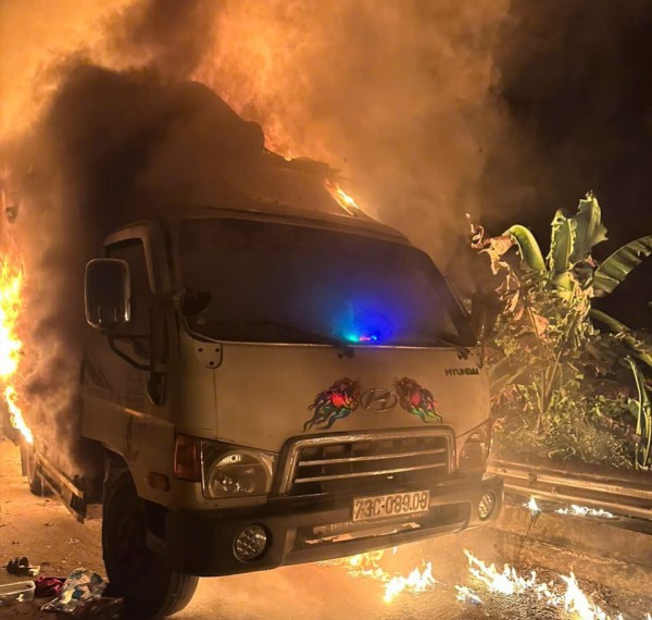 Xe tải bốc cháy ngùn ngụt trên đường ở Quảng Trị