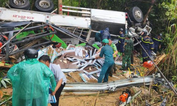 Xe tải chở gạch men bị lật trên đèo, 2 người tử vong, 2 người bị thương nặng Xe tải chở gạch men bị lật trên đèo, 2 người tử vong, 2 người bị thương nặng