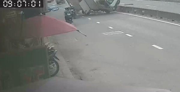Xe tải tông dải phân cách lật ngang, suýt đè trúng 2 người ở TP.HCM Xe tải tông dải phân cách lật ngang, suýt đè trúng 2 người ở TP.HCM