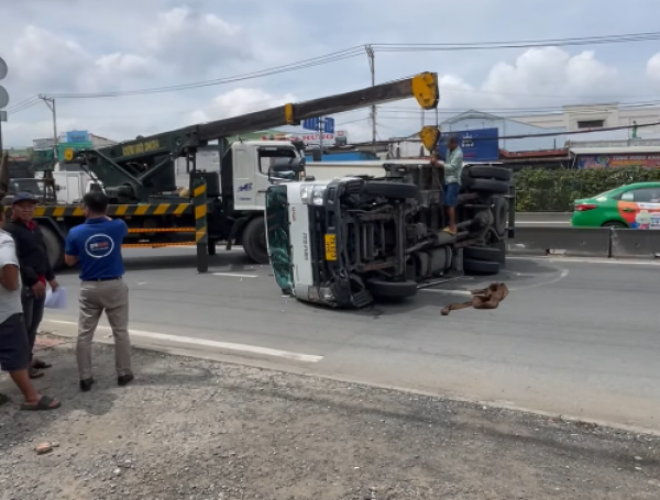 Xe tải tông dải phân cách lật ngang, suýt đè trúng 2 người ở TP.HCM Xe tải tông dải phân cách lật ngang, suýt đè trúng 2 người ở TP.HCM