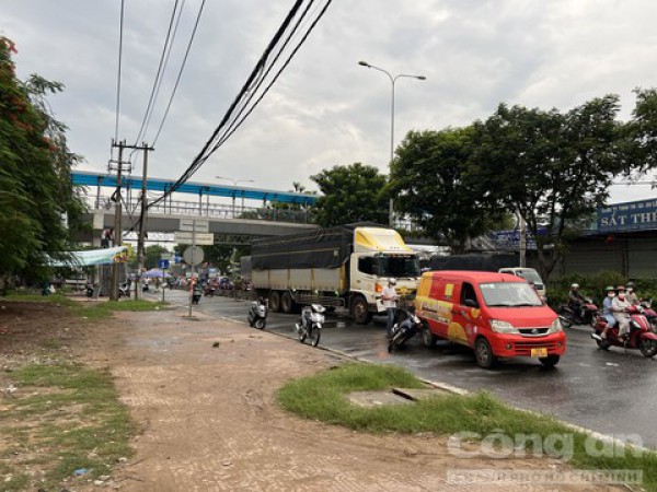 Xe tải tông liên hoàn trước chợ đầu mối nông sản Thủ Đức, 2 người tử vong tại chỗ