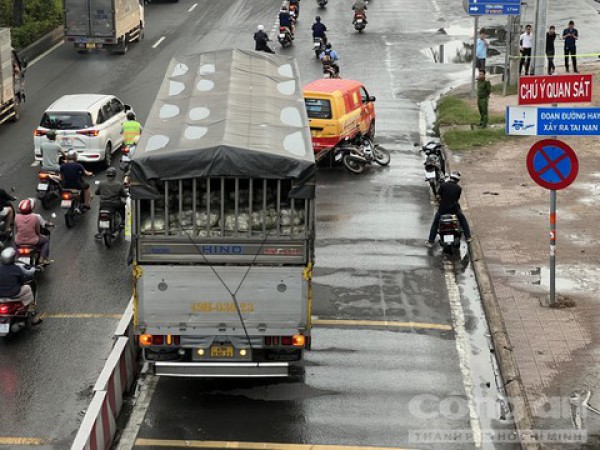 Xe tải tông liên hoàn trước chợ đầu mối nông sản Thủ Đức, 2 người tử vong tại chỗ