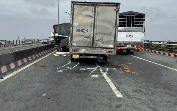 Xe tải tông vào đuôi ô tô dừng trên cầu Cần Thơ, tài xế tử vong