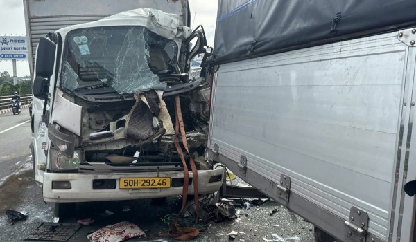 Xe tải tông vào đuôi ô tô dừng trên cầu Cần Thơ, tài xế tử vong