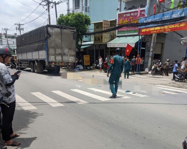 Xe tải va chạm xe máy, hai mẹ con tử vong thương tâm