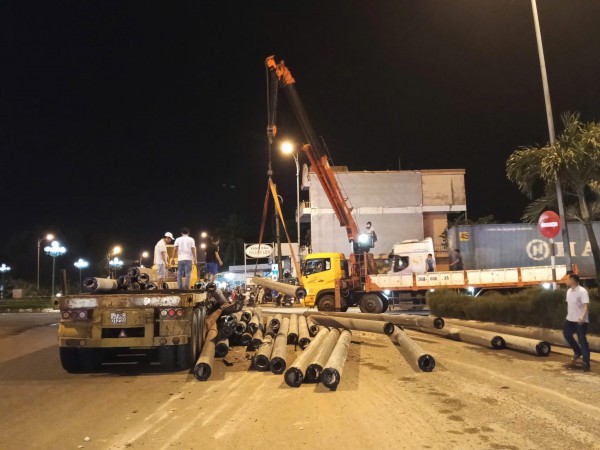 Xử lý nghiêm xe đầu kéo để hàng loạt cọc bê tông rơi xuống đường