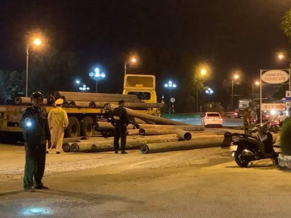 Xử lý nghiêm xe đầu kéo để hàng loạt cọc bê tông rơi xuống đường