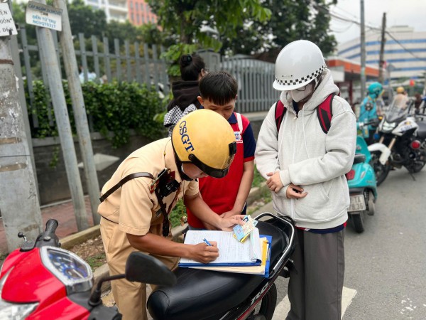 Xử lý xe chạy ngược chiều ở Q.12: Thấy CSGT, nhiều người quay đầu bỏ chạy