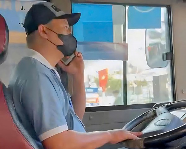 Xử phạt 2 tài xế xe buýt sử dụng điện thoại khi lái xe