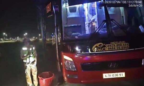 Xử phạt hơn 127 triệu đồng đối với xe khách chở quá 17 người trên cao tốc