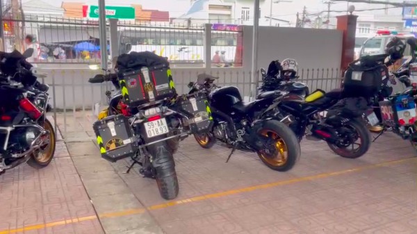 Xử phạt nhiều lỗi vi phạm đối với 16 người điều khiển xe phân khối lớn sau khi dự “đại hội mô tô”