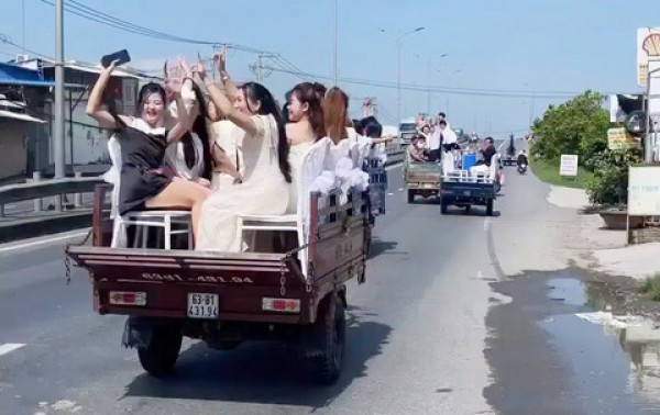 Xử phạt nhóm tài xế của đoàn xe 3 bánh chở nhiều người đưa dâu diễu phố