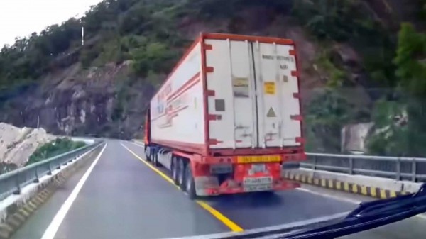 Xử phạt tài xế lái xe khách vượt ẩu Xử phạt tài xế lái xe khách vượt ẩu