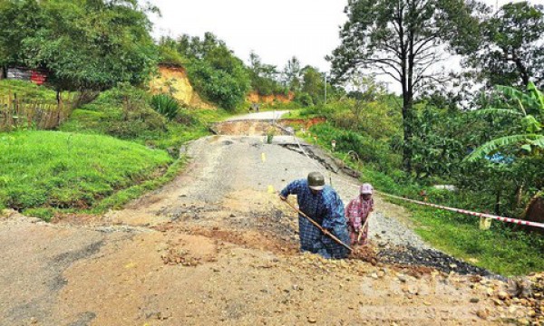 Xuất hiện “hố tử thần” trên quốc lộ 40B, nguy cơ đứt đường