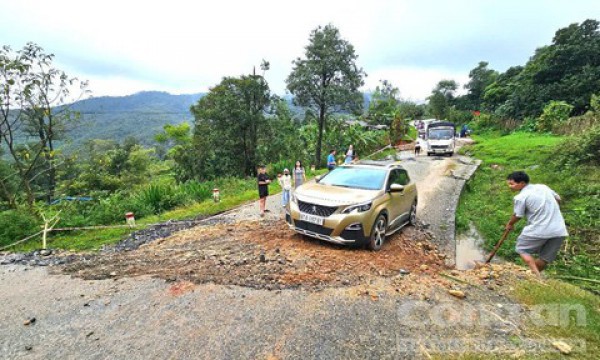 Xuất hiện “hố tử thần” trên quốc lộ 40B, nguy cơ đứt đường